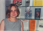 Mujer posando delante de unos libros